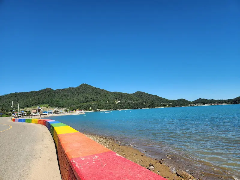 식당 바로 앞에 펼쳐진 푸른 바다