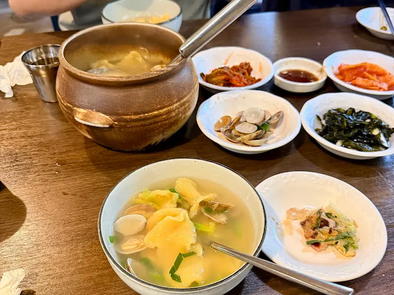 다양한 밑반찬과 수제비