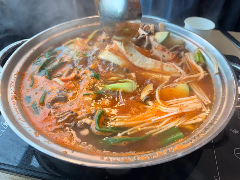 두부전골을 푸짐하게 담아낸 모습