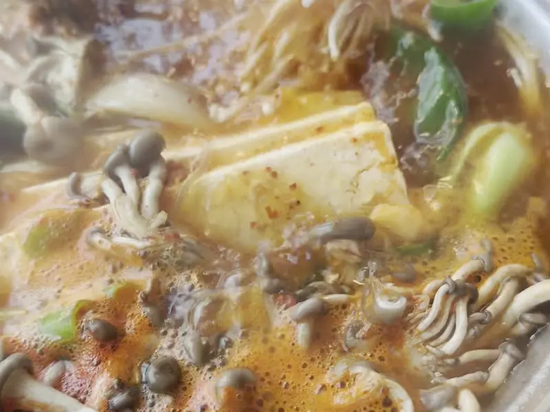 두부전골 속 두부와 버섯