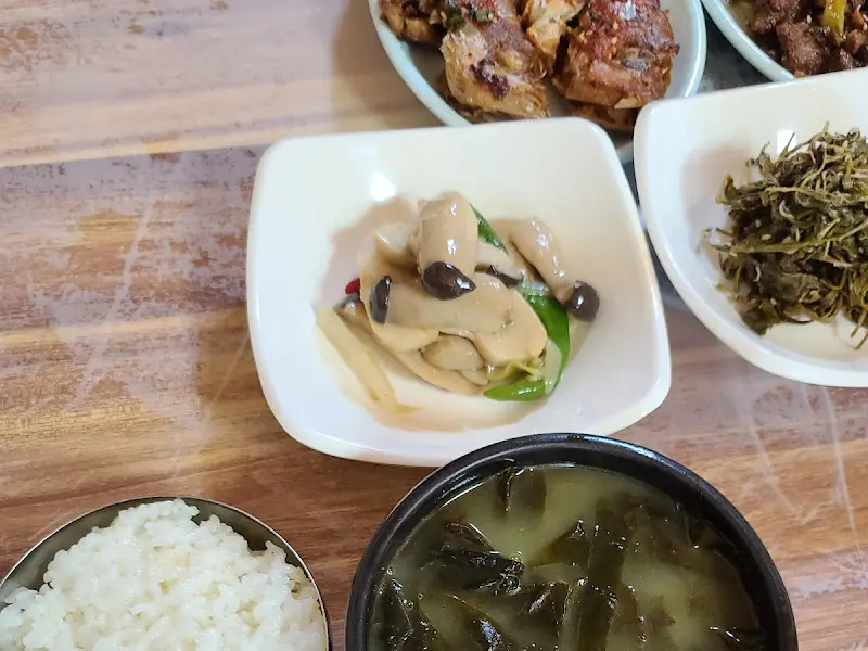 정갈하게 차려진 반찬과 밥, 미역국