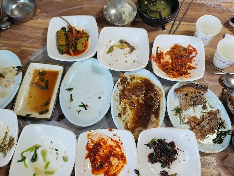 맛있게 먹은 흔적이 가득한 빈 접시들