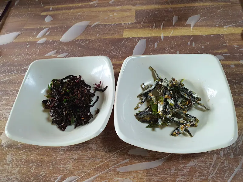 정갈하게 담긴 두 가지 나물 반찬