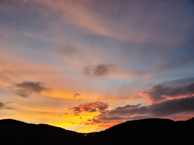 통영 앞바다의 아름다운 일출