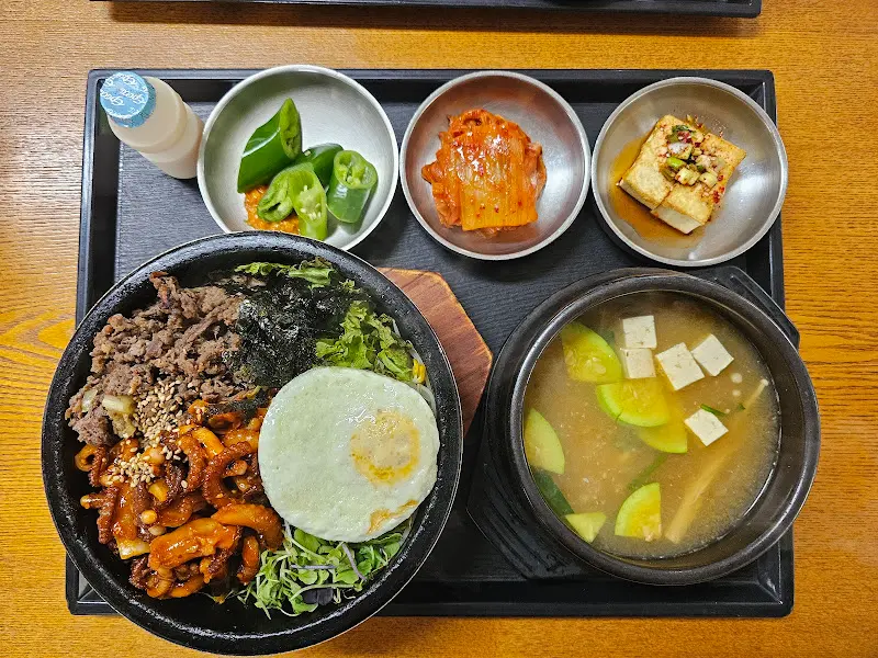 다양한 종류의 비빔밥 한 상 차림 사진. 각각 다른 토핑과 색감을 자랑한다.