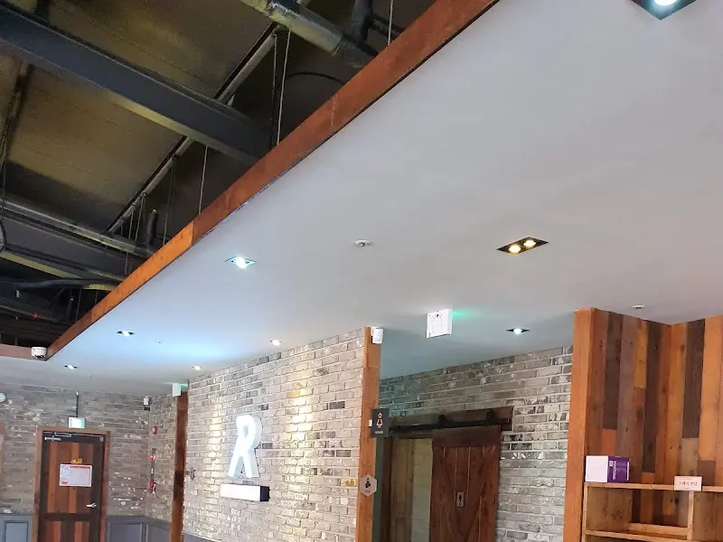 카페 내부 벽면