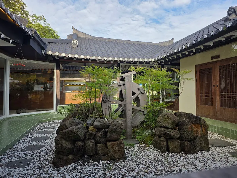 감나무뜰의 외부 전경