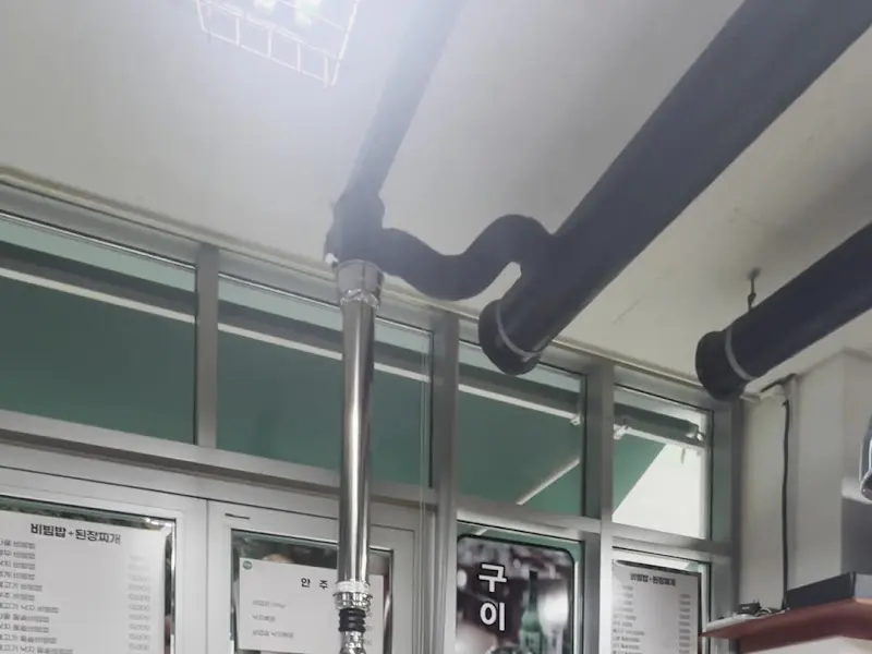 식당 천장에 설치된 환풍 시설 사진. 테이블마다 연기를 흡수할 수 있도록 효율적으로 배치되어 있다.