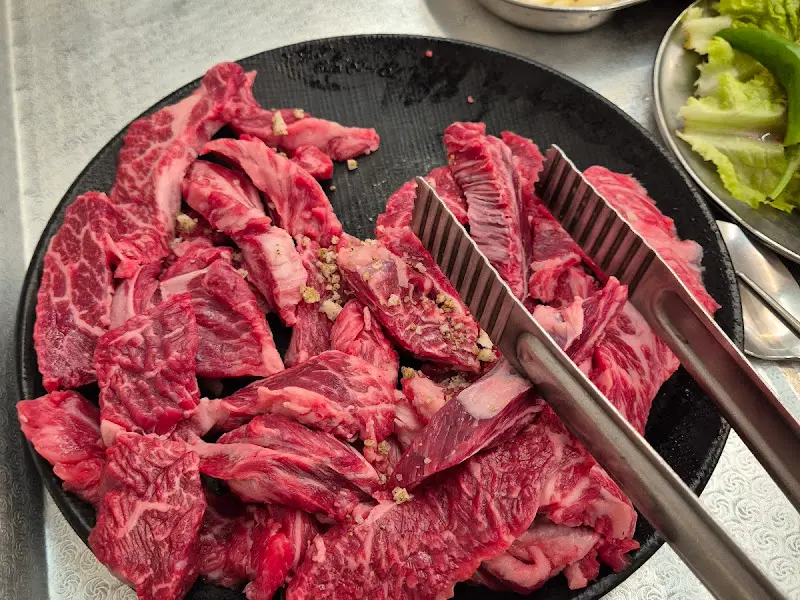 윤기가 자르르 흐르는 갈비살 한 접시