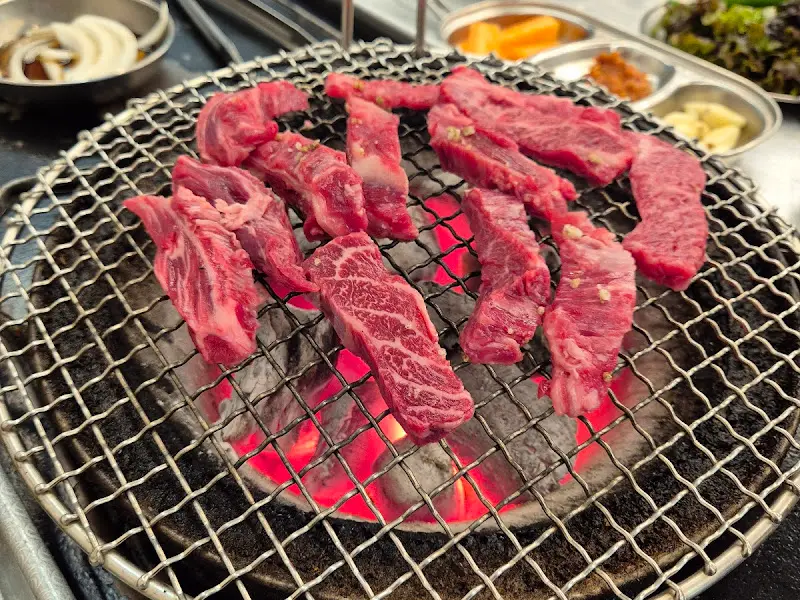 숯불 위에서 익어가는 갈비살