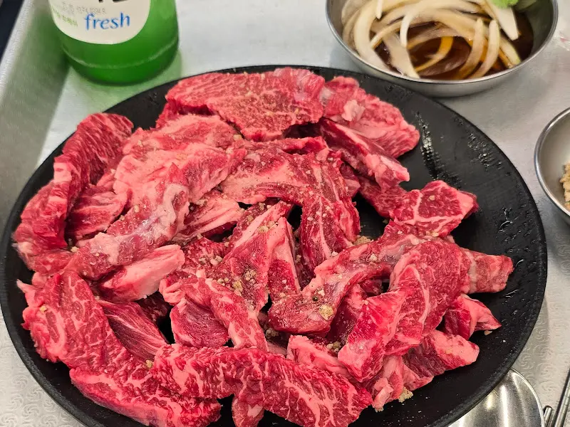 푸짐한 갈비살 한 접시