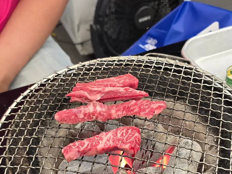 불판 위에서 익어가는 갈비살