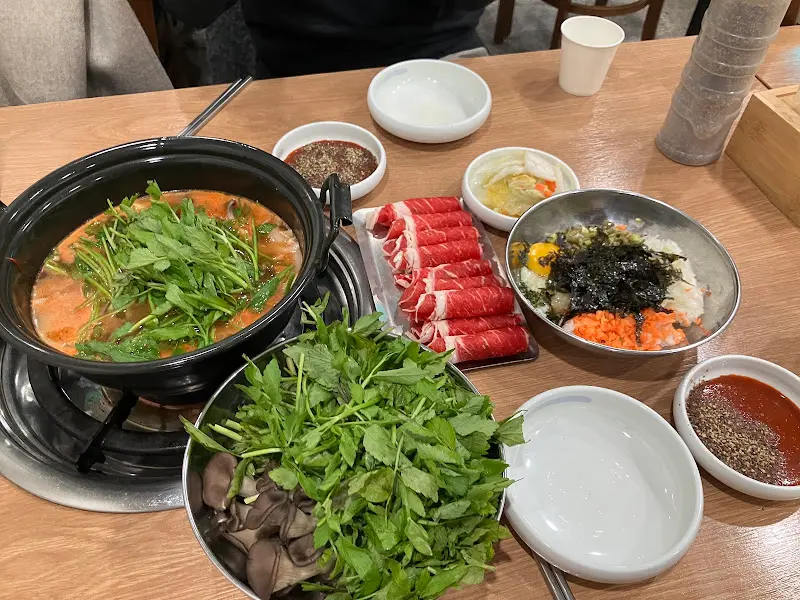 샤브샤브와 비빔밥 등 다양한 메뉴