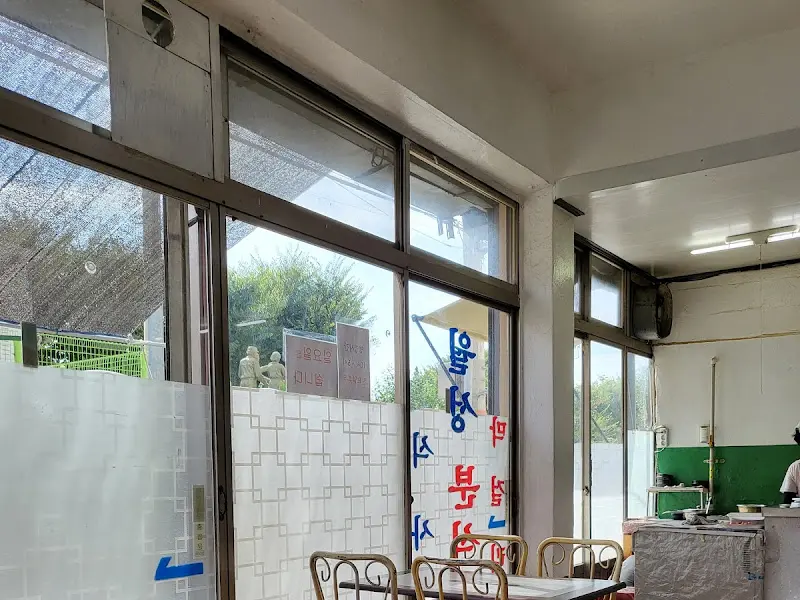 월성분식 내부 창가 자리