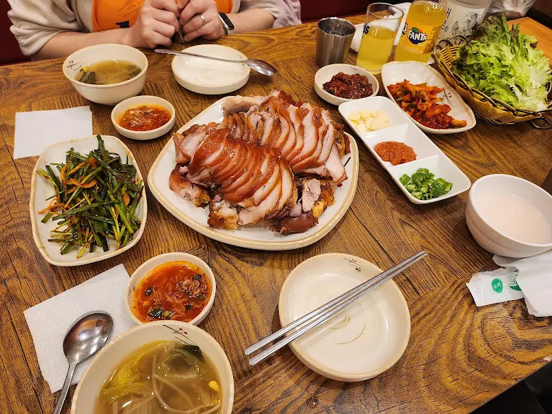 푸짐하게 차려진 족발 한 상 차림