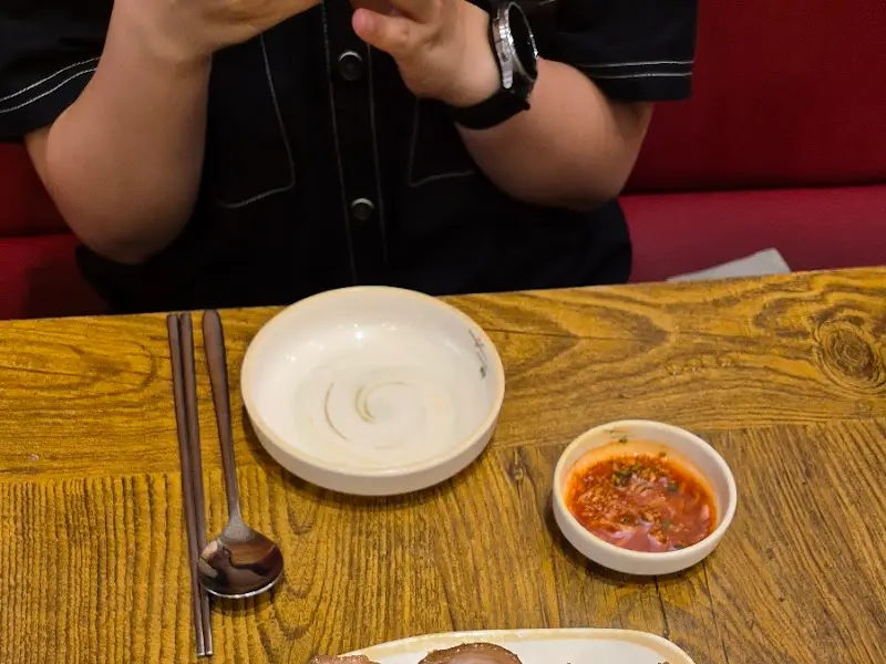 어느새 깨끗하게 비워진 족발 접시