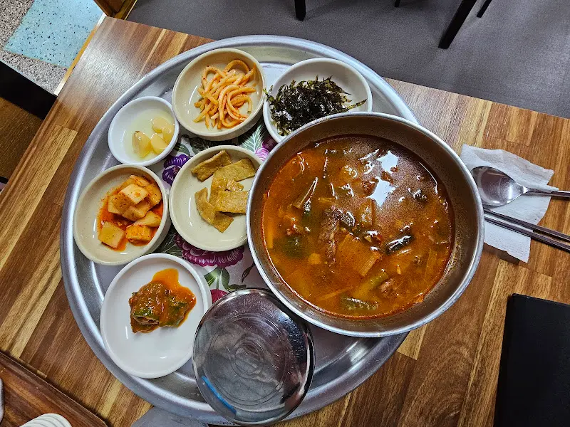 닭개장과 다양한 домашний стиль 반찬들