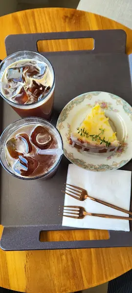 시원한 커피와 달콤한 케이크