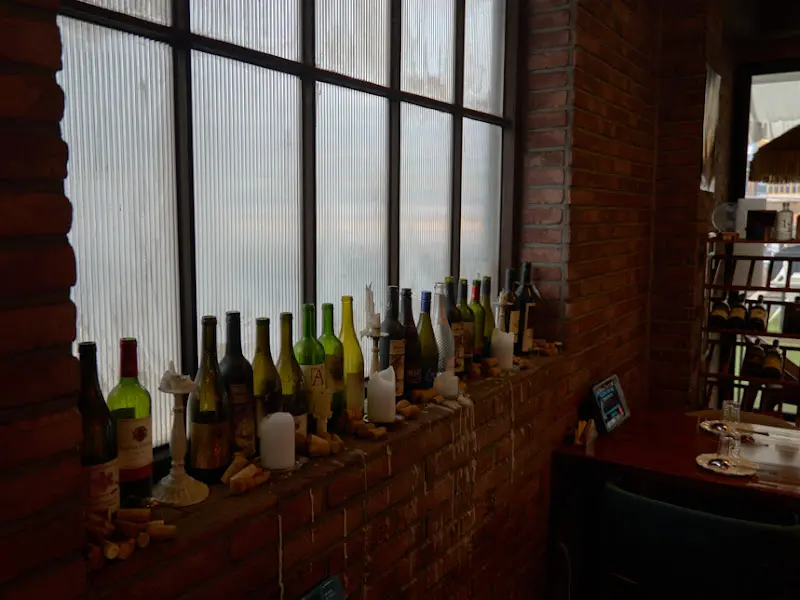 와인병으로 장식된 창가