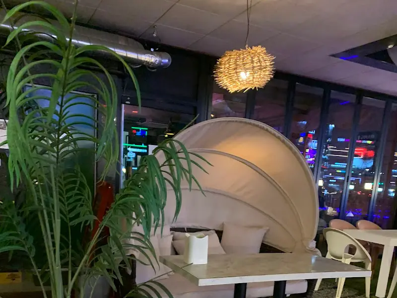 독특한 조명이 돋보이는 실내 좌석