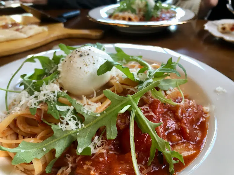 신선한 재료가 듬뿍 올라간 파스타