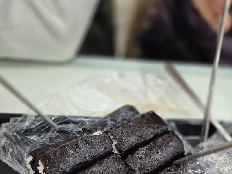 젓가락으로 집은 충무김밥