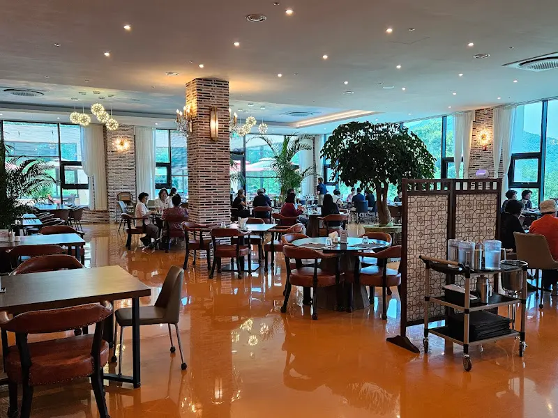 넓은 레스토랑 내부