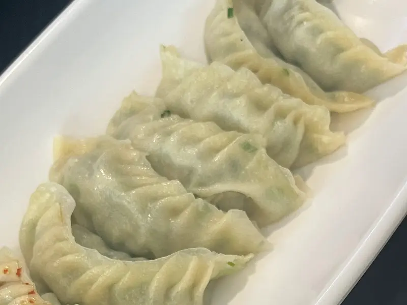 윤기가 흐르는 고기만두