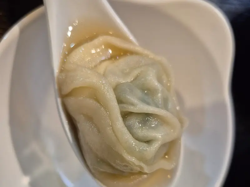 숟가락 위에 올려진 만두