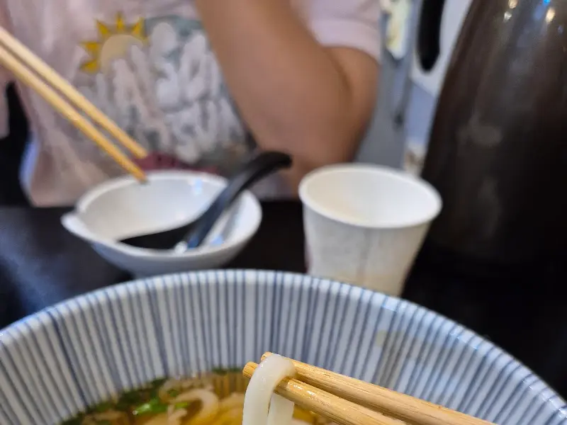 우동 먹는 모습