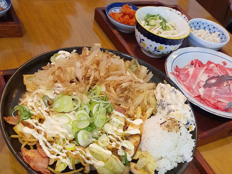 가쓰오부시가 듬뿍 올려진 돼지고기 숙주볶음 덮밥