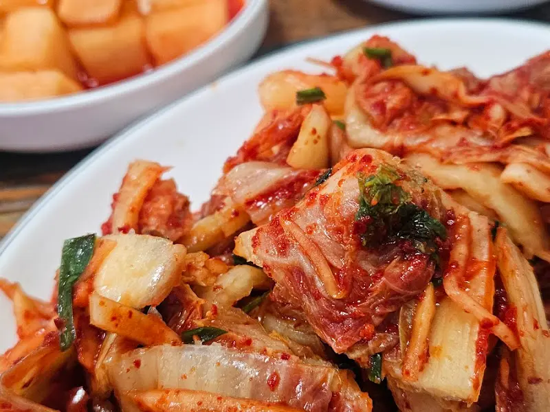 직접 담근 김치와 깍두기