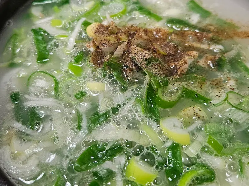 다진 파와 후추가 뿌려진 설렁탕