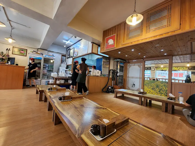 테이블에 놓인 다진 파와 소면