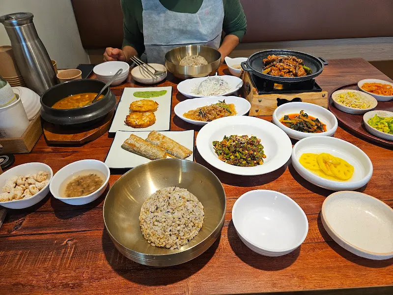 테이블 가득 차려진 한 상 차림