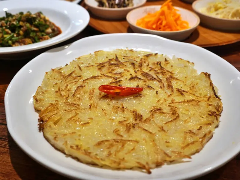 노릇하게 구워진 감자채전