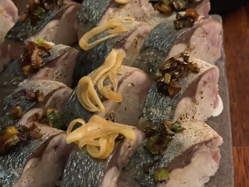 윤기가 흐르는 고등어 초밥