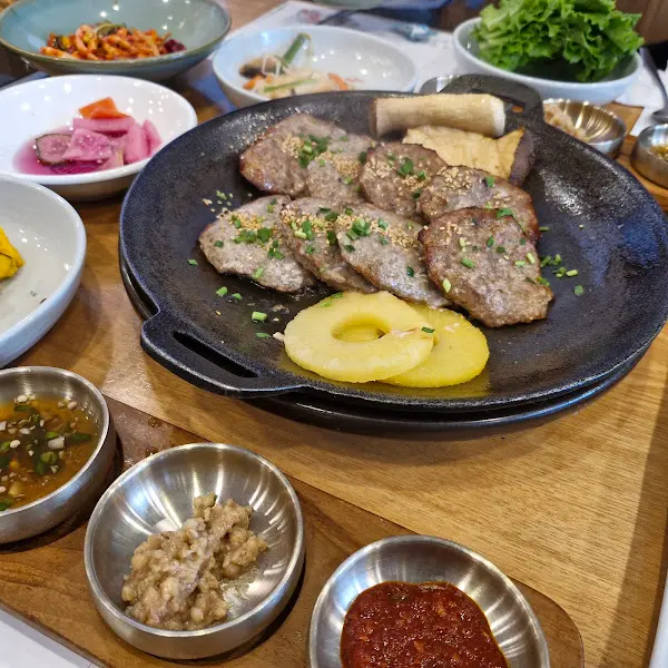 다양한 메뉴를 한눈에 담은 테이블 세팅