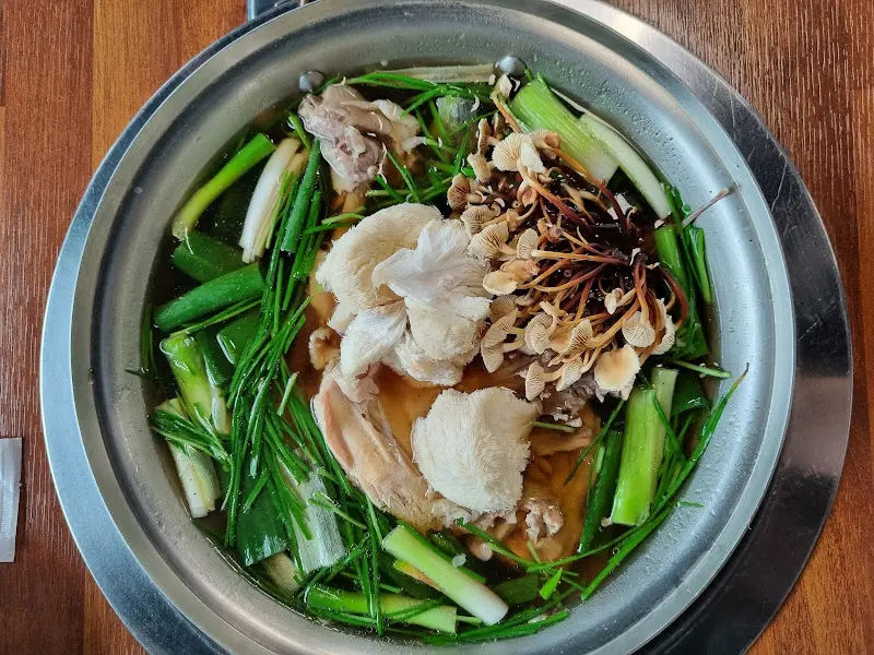 능이버섯이 듬뿍 들어간 삼계탕