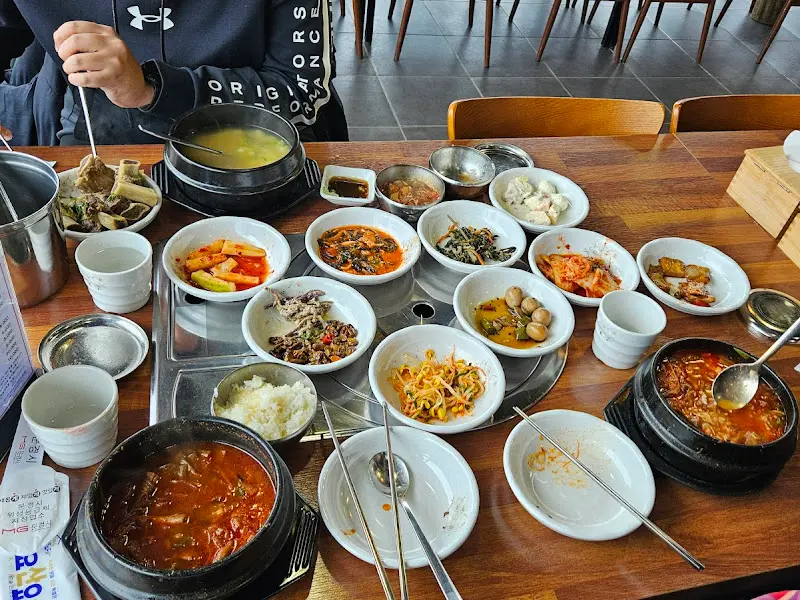 푸짐하게 차려진 한 상