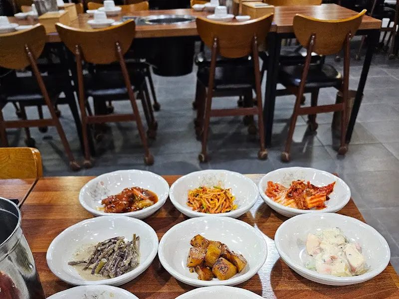 정갈하게 담겨 나온 밑반찬들