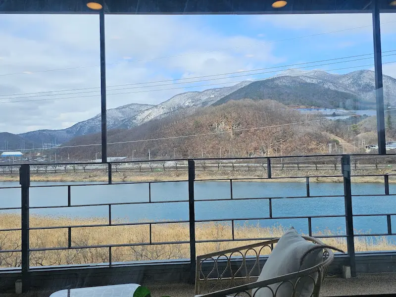 식당에서 바라본 탁 트인 강 뷰