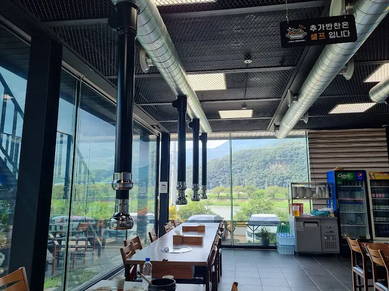 깔끔한 식당 내부