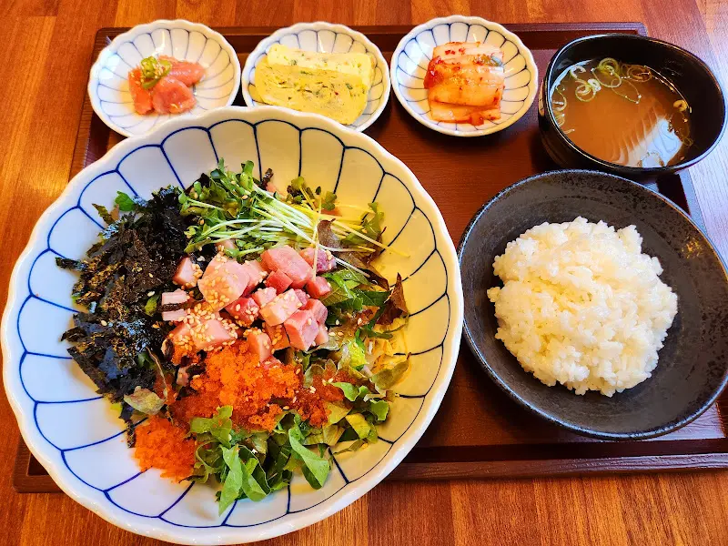 싱싱한 해산물이 가득한 비빔밥