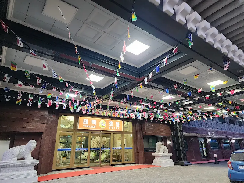 호텔 입구의 장식