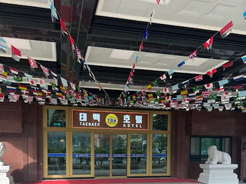 호텔 입구의 깃발 장식