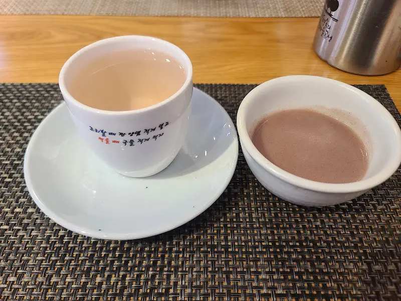 깔끔하게 차려진 반찬