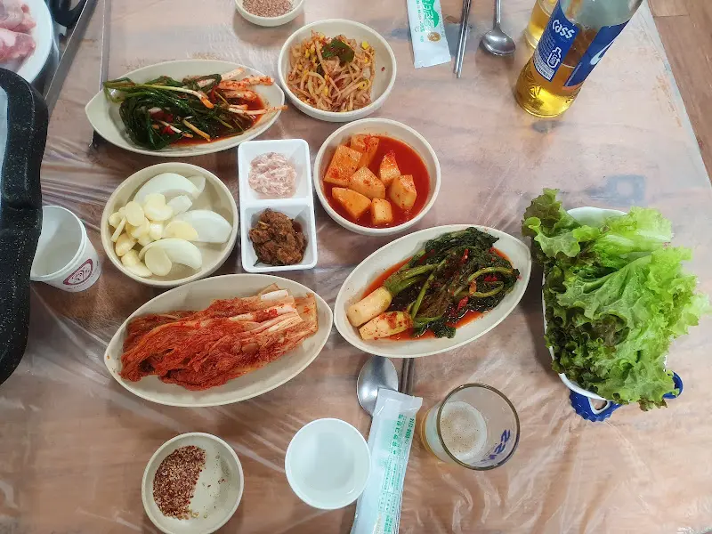 푸짐하게 차려진 밑반찬