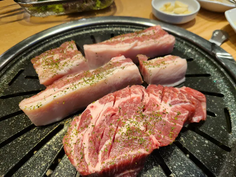 불판 위에 올려진 숙성 고기