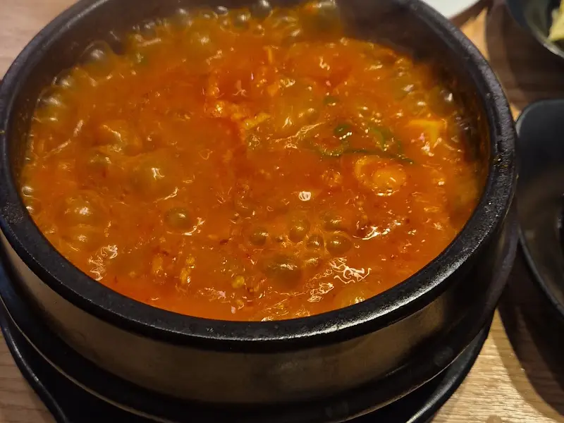 뚝배기에 담겨 나오는 김치찌개